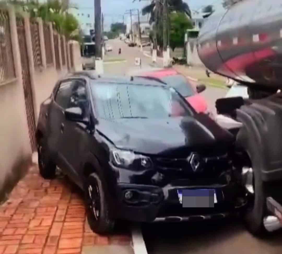 Caminhão desgovernado colide com 4 carros no Parque da Maternidade