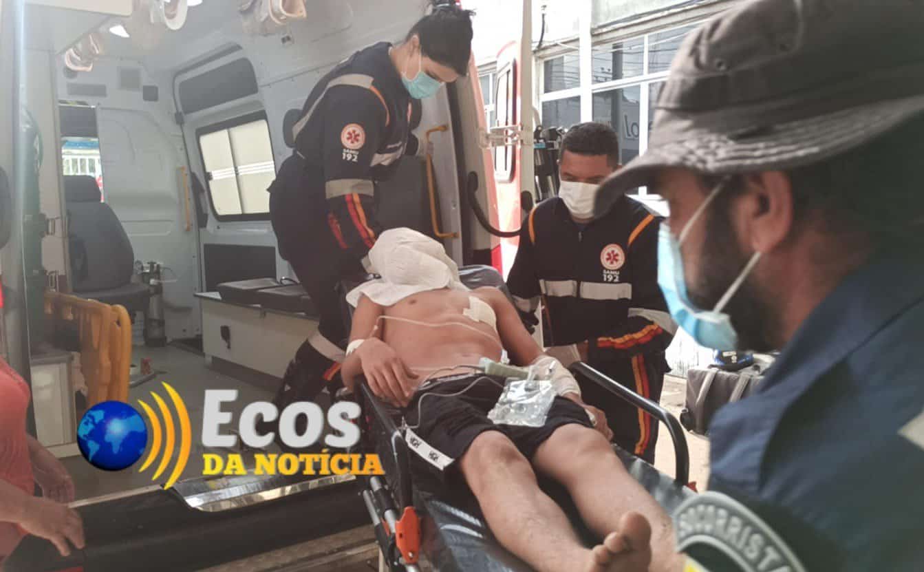 Criminosos em motocicleta passam atirando contra casa e ferem adolescente