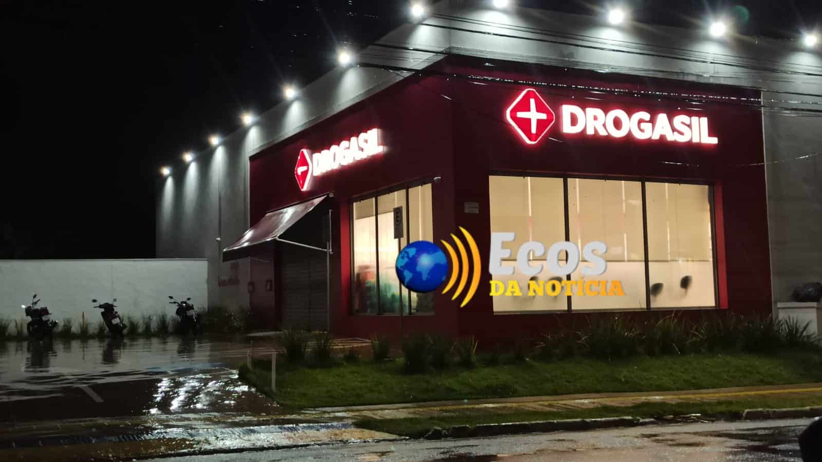 Criminosos armado invadem farmácia, rendem funcionários e roubam todo dinheiro do caixa