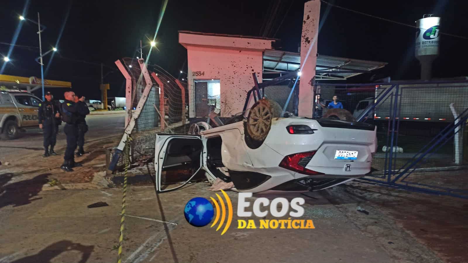 Motorista atropela jovem, foge do local, é perseguido, perde controle da direção, e capota veículo