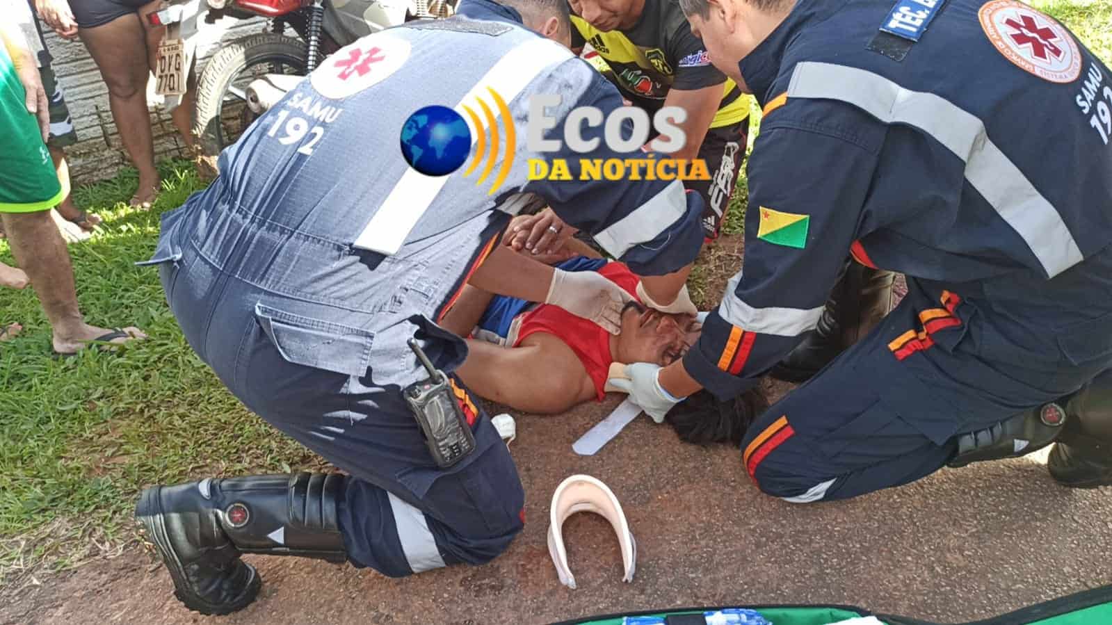 Motociclista colide contra poste de energia e vai parar no PS