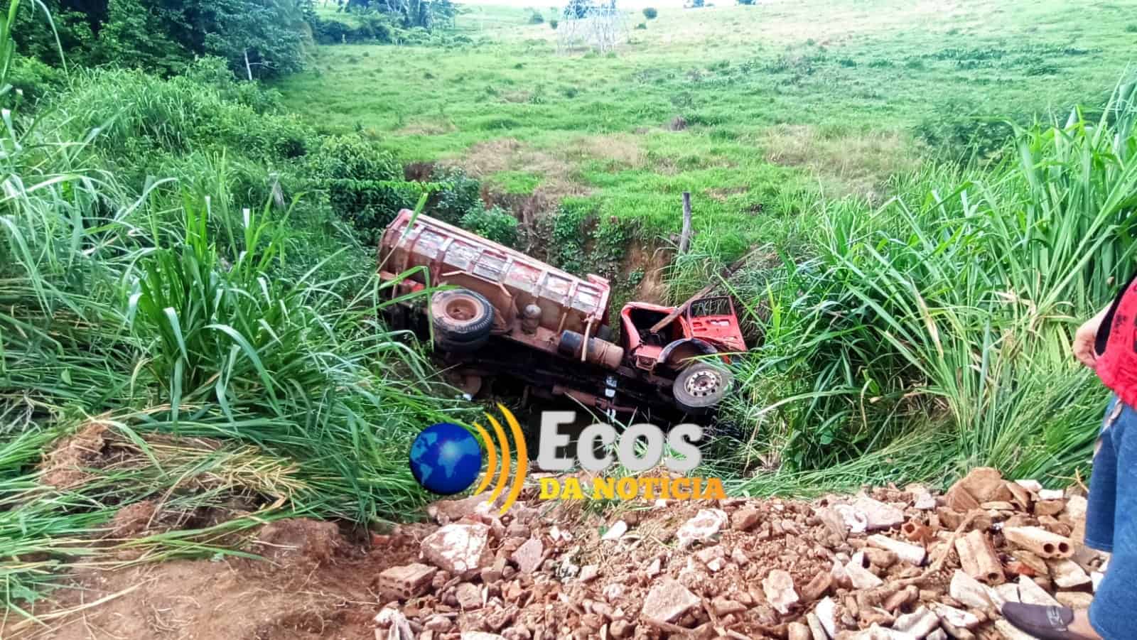 Motorista perde controle e capota caminhão caçamba