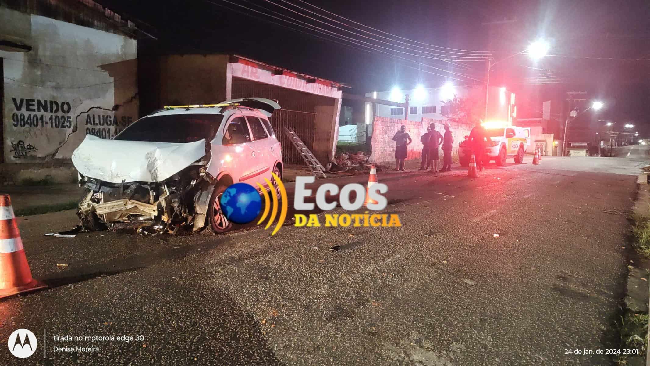 Homem perde controle de carro após desviar de cachorro e colide em muro no bairro do Bosque