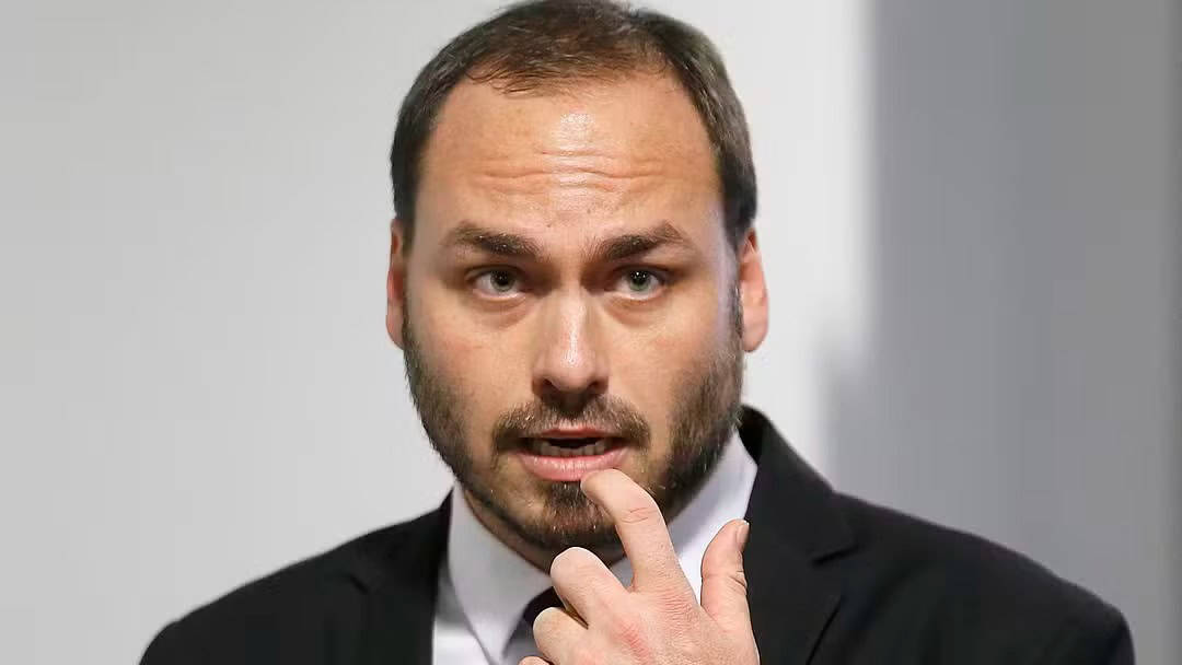 Carlos Bolsonaro é alvo de operação da PF que investiga espionagem ilegal pela Abin