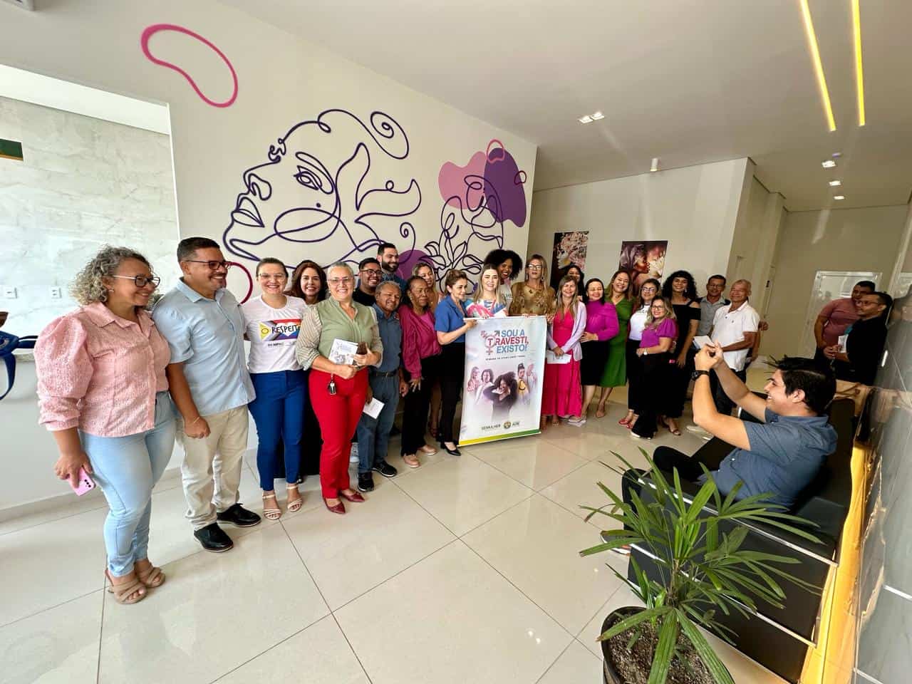Secretaria da Mulher do AC lança cartilha “Sou A Travesti, Existo”