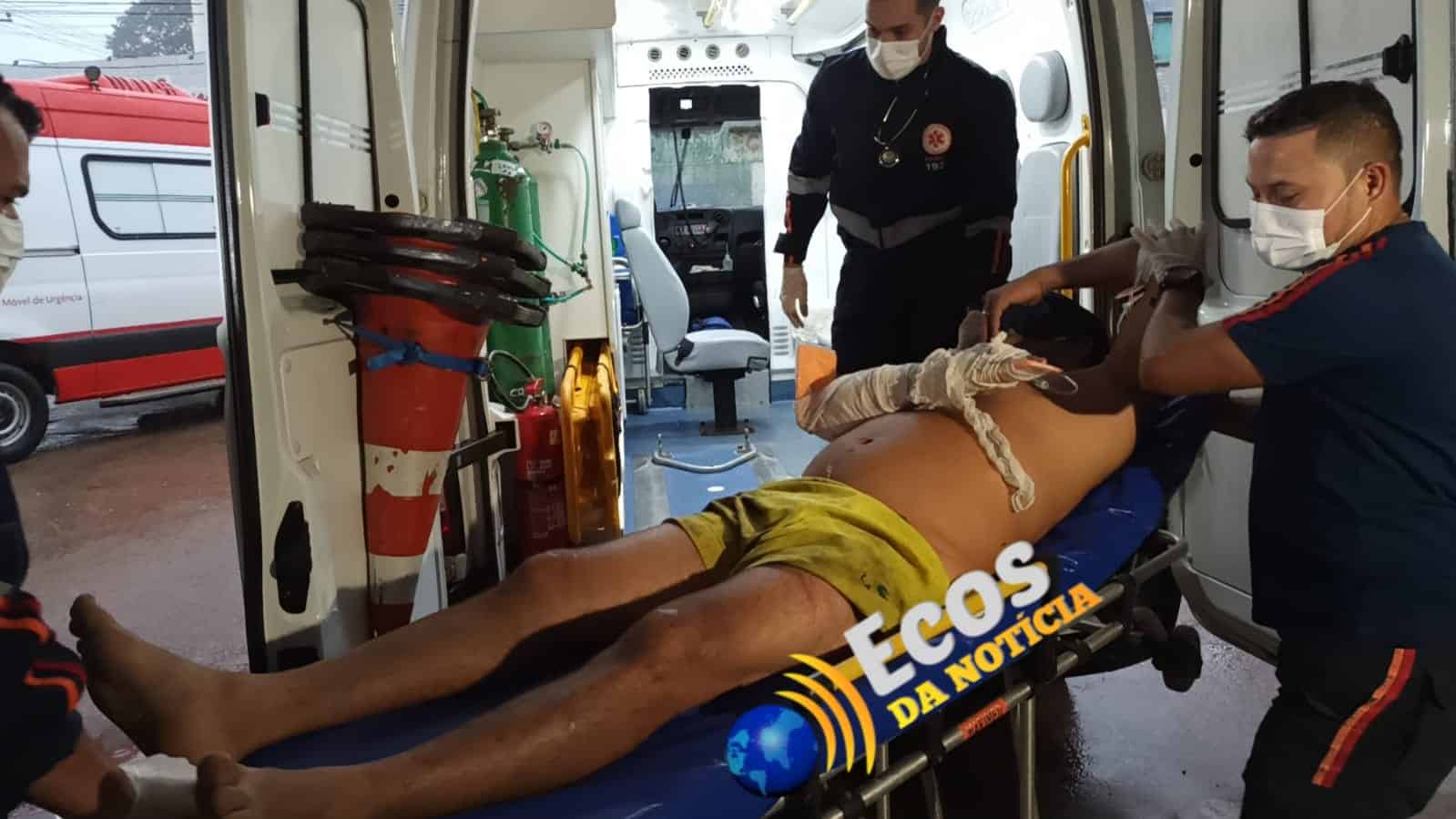 Criminosos em moto passam atirando e fere homem com um tiro em frente de residência