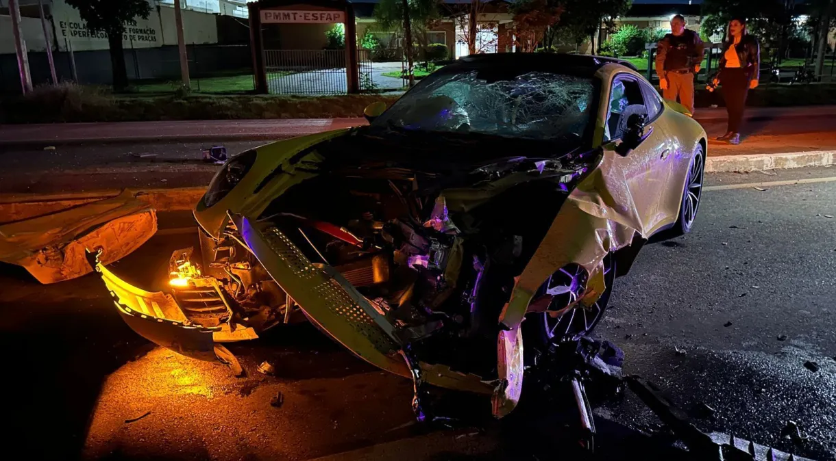 “Racha” com Porsche de R$ 800 mil acaba em acidente com três feridos em Cuiabá