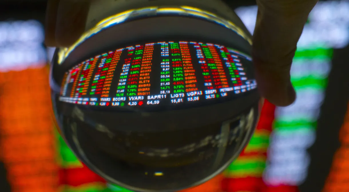 Ibovespa tem viés positivo com foco em decisão de juros do Fed; dólar sobe