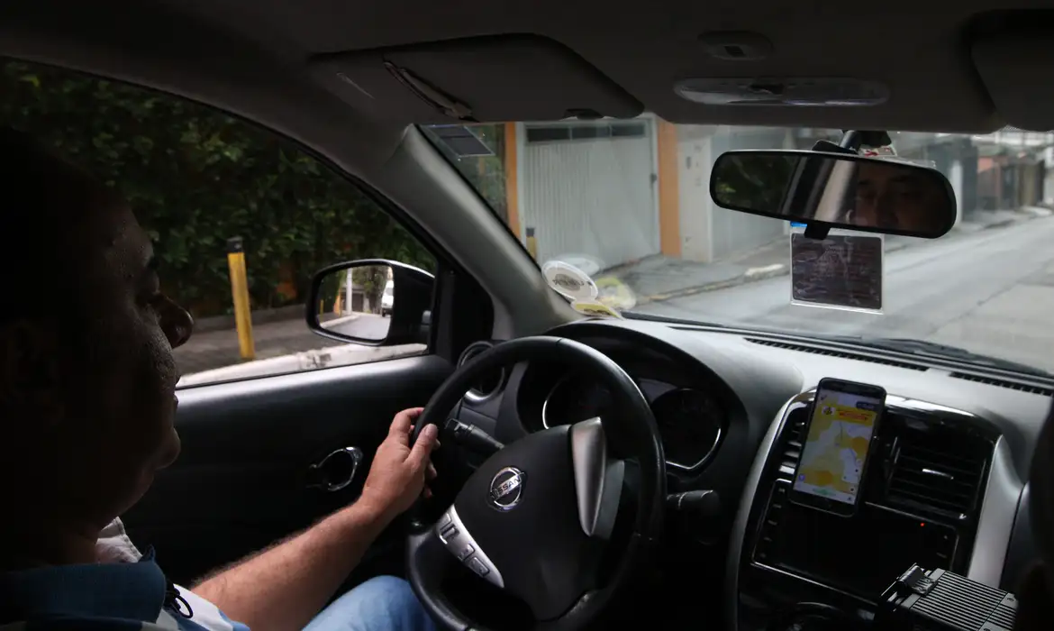 Motorista de aplicativo: corridas devem ter ar-condicionado sem cobrança de taxa extra