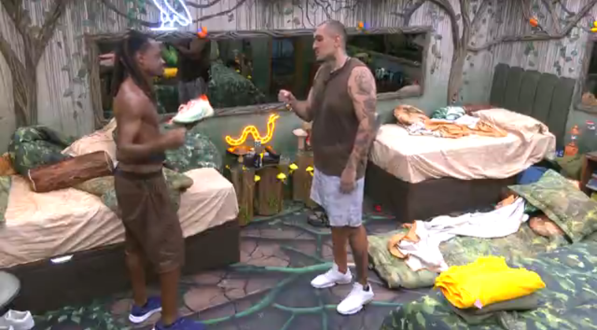 Big Brother 24: MC Bin Laden dá tênis de presente para Luigi, que fica emocionado