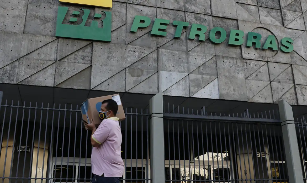 Petrobras vendeu refinaria abaixo do preço, diz CGU