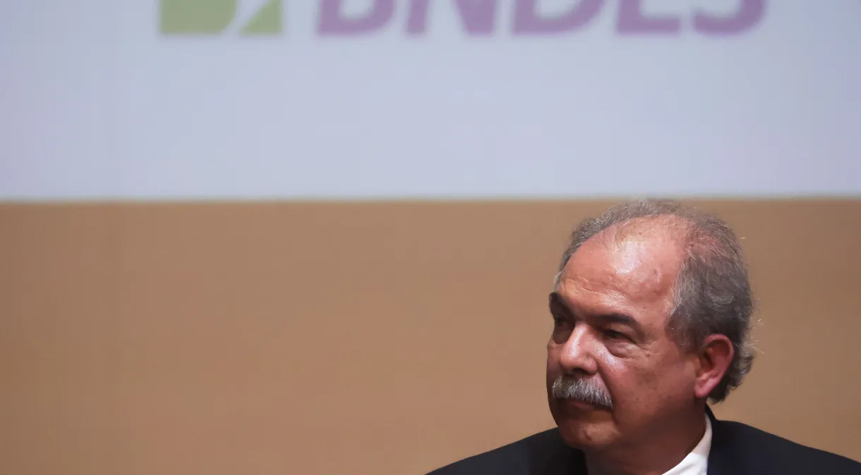 Aloizio Mercadante convoca Marinha para desenvolver navios sustentáveis no Brasil