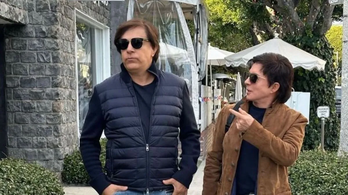 Xororó confunde até filha de Chitãozinho ao posar com o humorista Tom Cavalcante