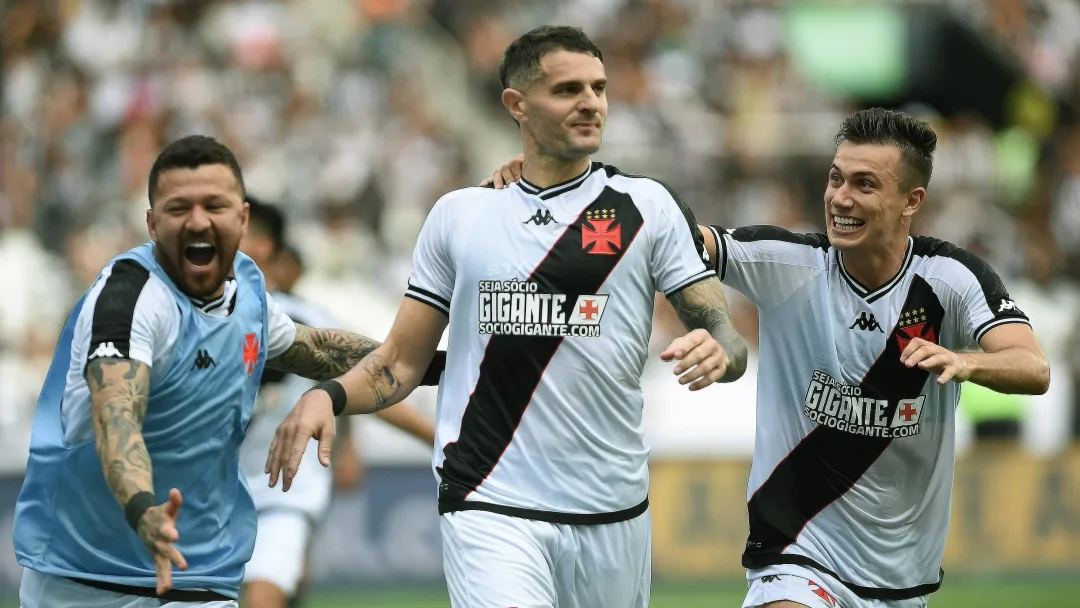 Vasco bate o Botafogo no Nilton Santos e entra no G4 do Carioca