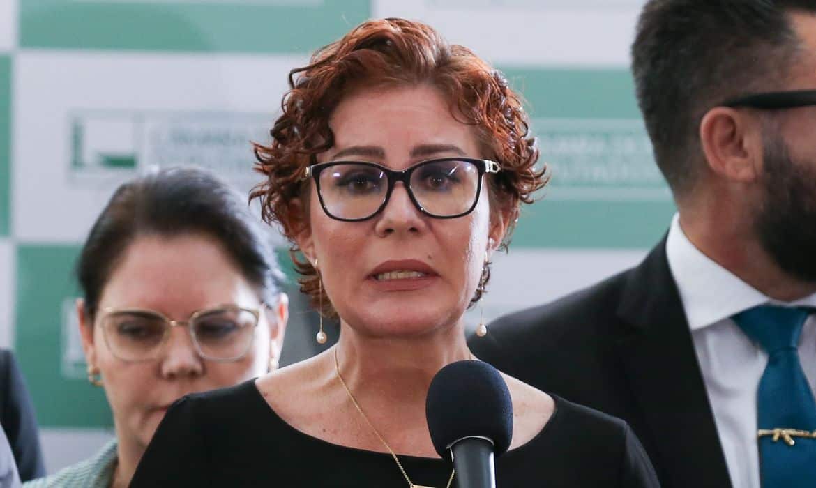 TSE multa deputada Carla Zambelli em R$ 30 mil por fake news sobre e-Título