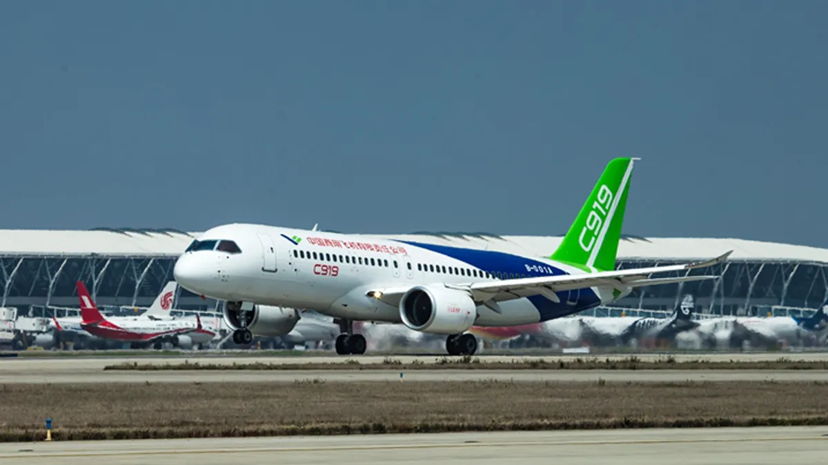 China estreia primeiro avião comercial que promete rivalizar com Boeing e Airbus
