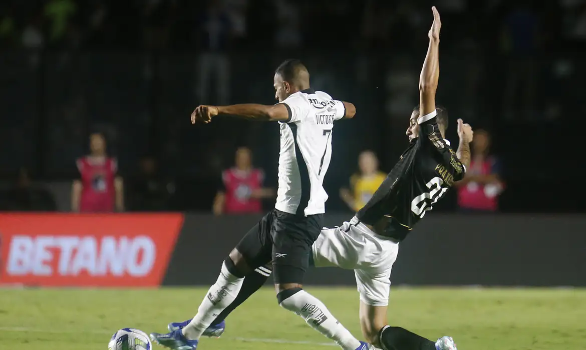 Botafogo e Vasco fazem clássico decisivo neste domingo (18)