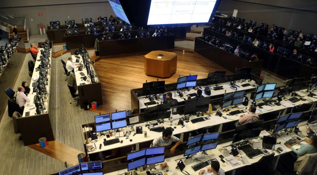 Ibovespa abre em queda com pressão da Vale e em dia de feriado nos EUA; dólar cai