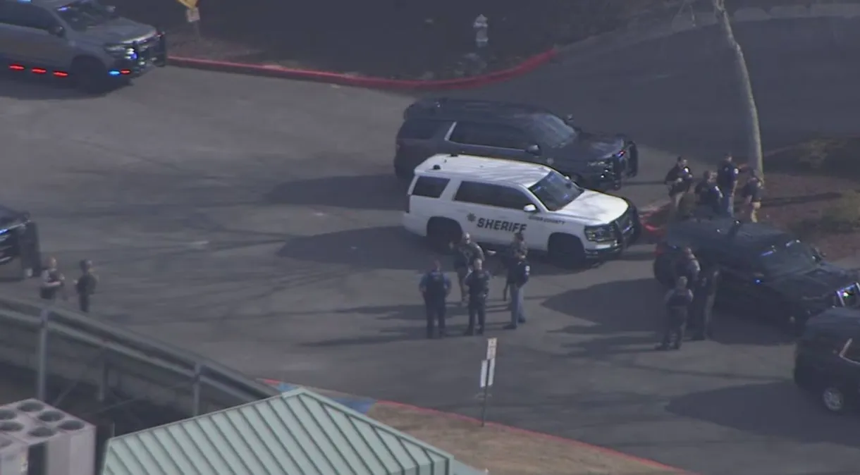 Polícia é acionada após duas pessoas serem baleadas em escola nos Estados Unidos