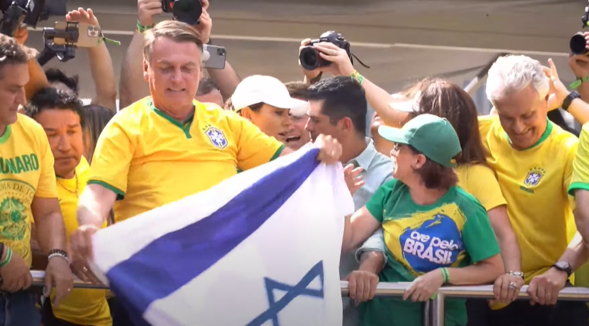 Em ato na Avenida Paulista, Bolsonaro sobe em trio exibindo bandeira de Israel