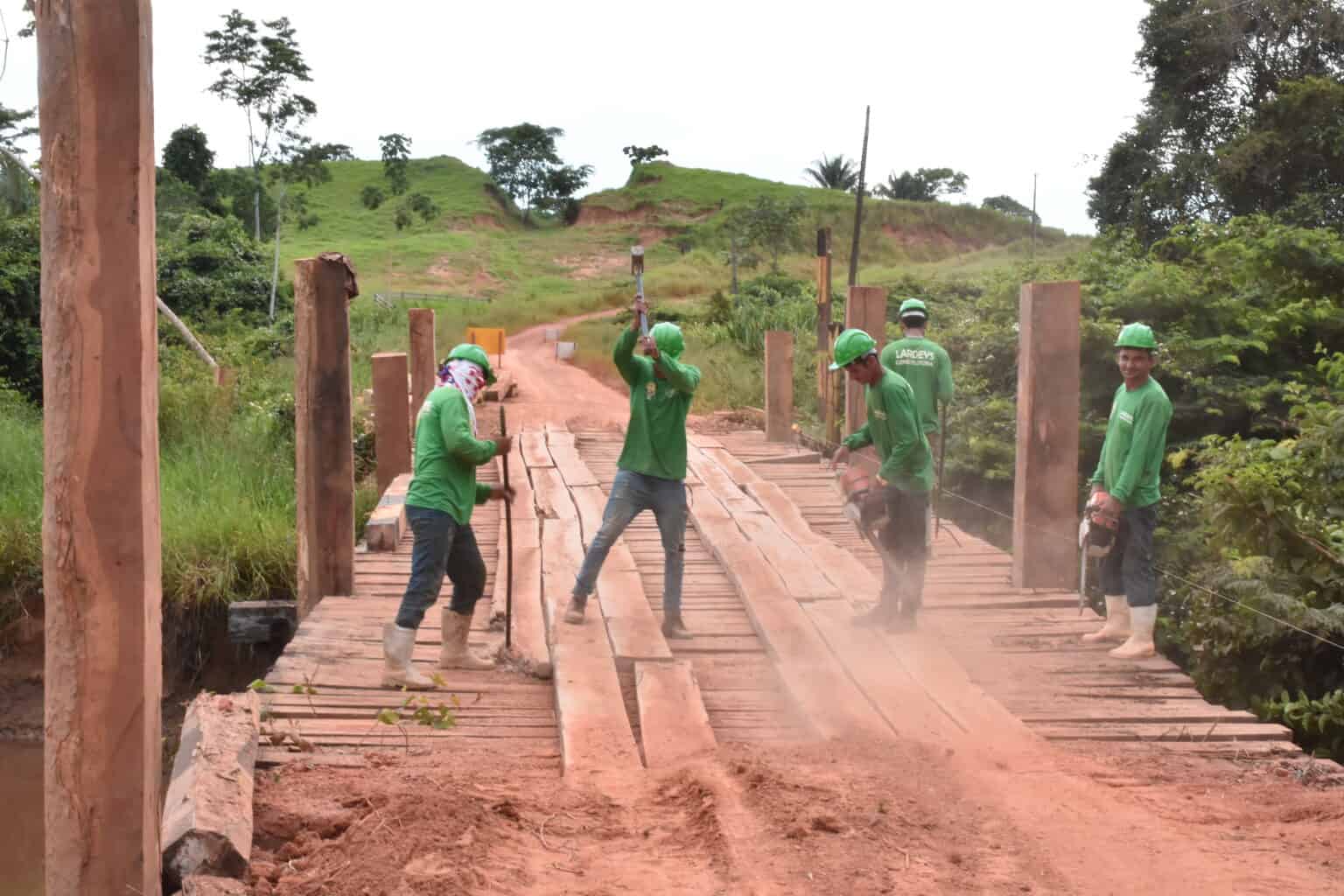 Deracre trabalha na construção de ponte de 40 metros no Ramal Cachoeira, em Xapuri