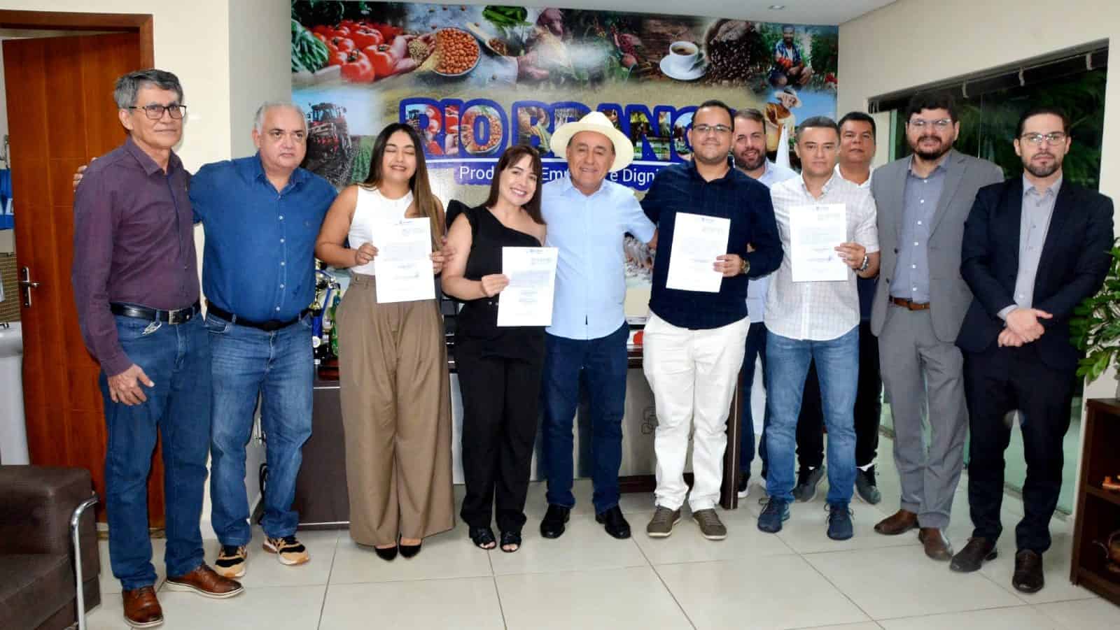 Prefeito empossa novos servidores aprovados em concurso público