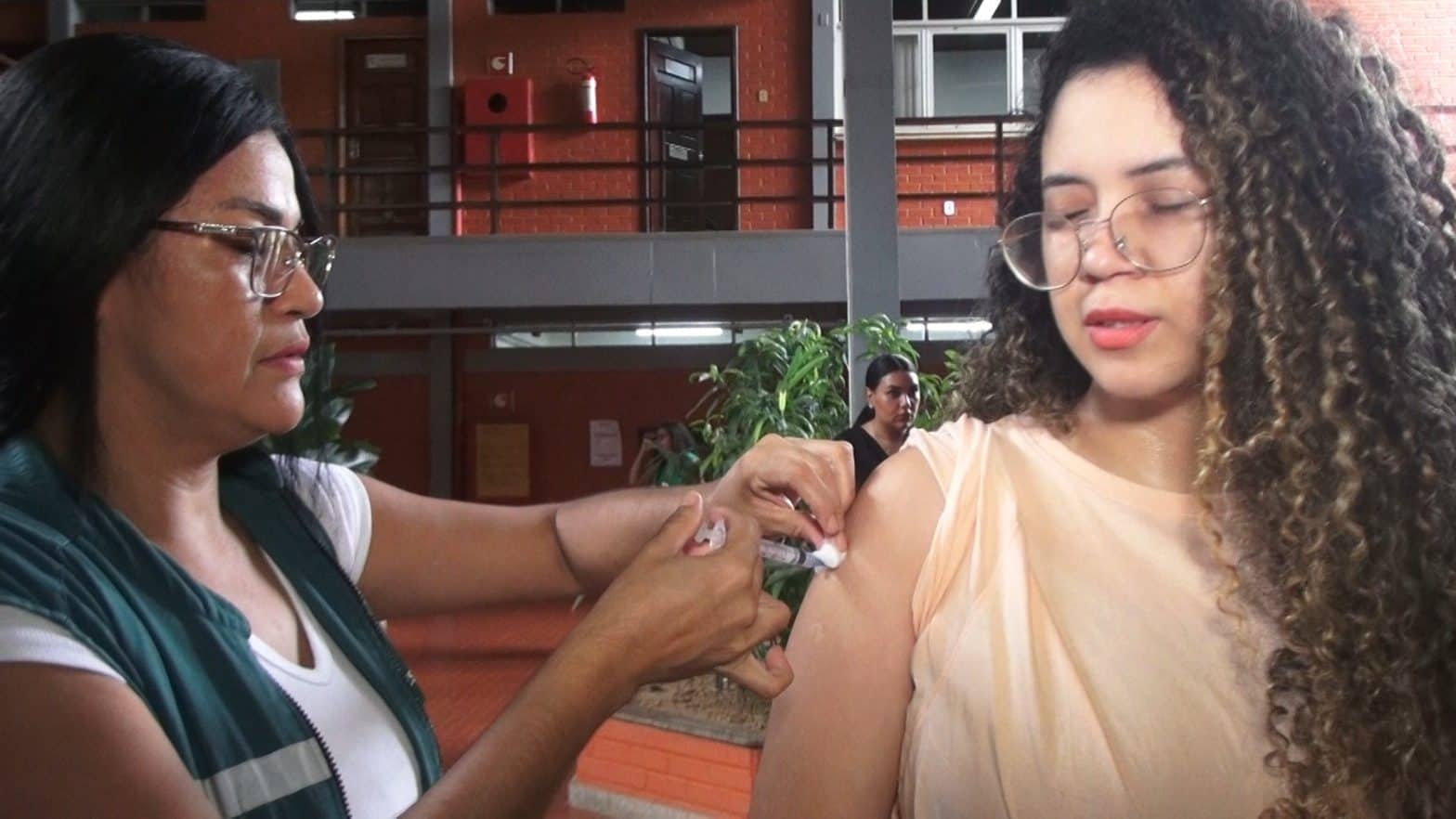 Prefeitura e UFAC firmam parceria para vacinar comunidade acadêmica contra influenza e covid-19