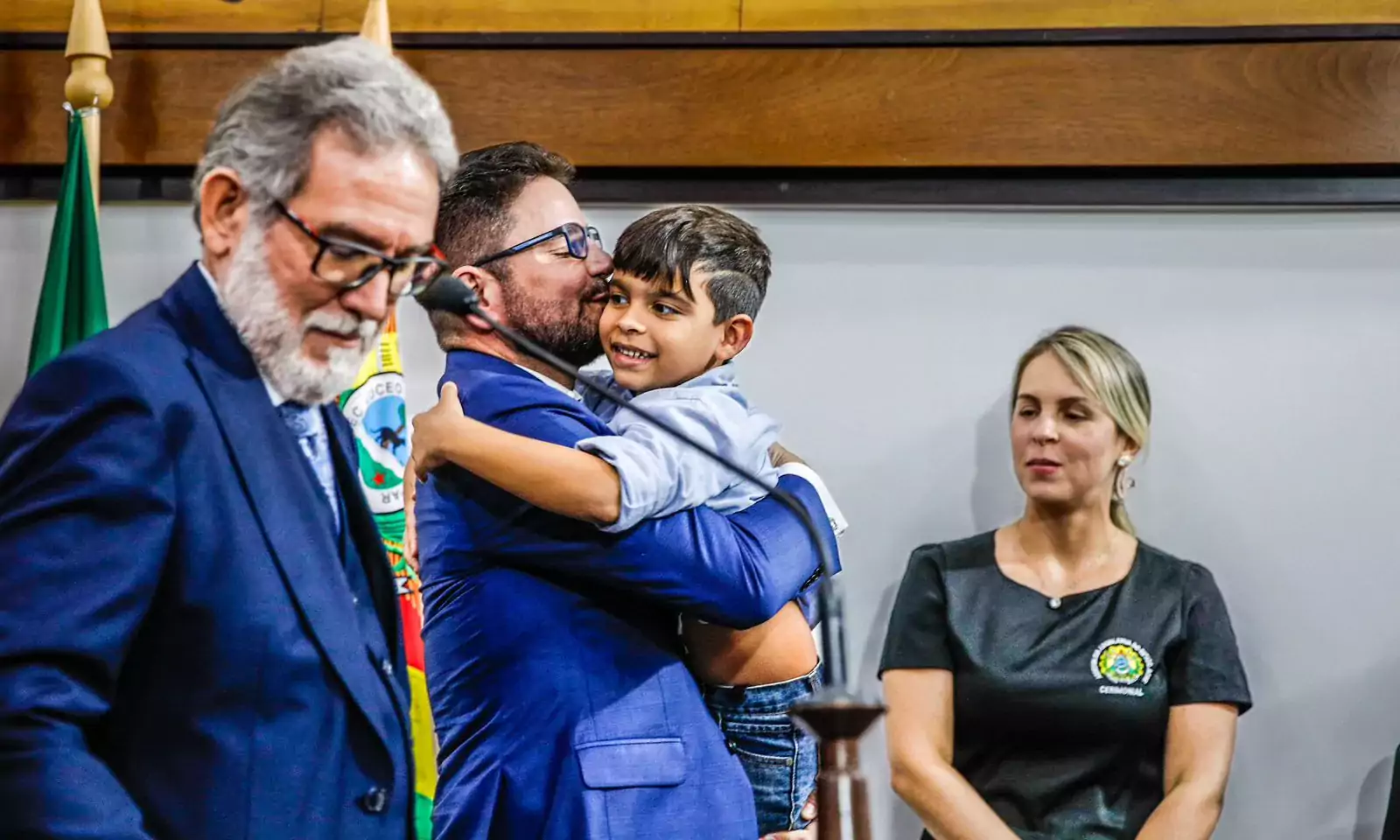 Com direito a abraço de criança, Gladson confirma concurso na educação com quase 3 mil vagas