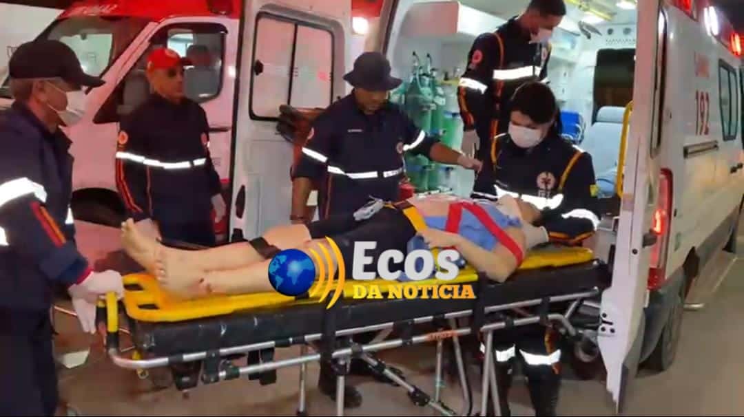 Mãe e filho vão parar no Pronto-Socorro, após colisão de carro e motocicleta na Avenida  Ceará