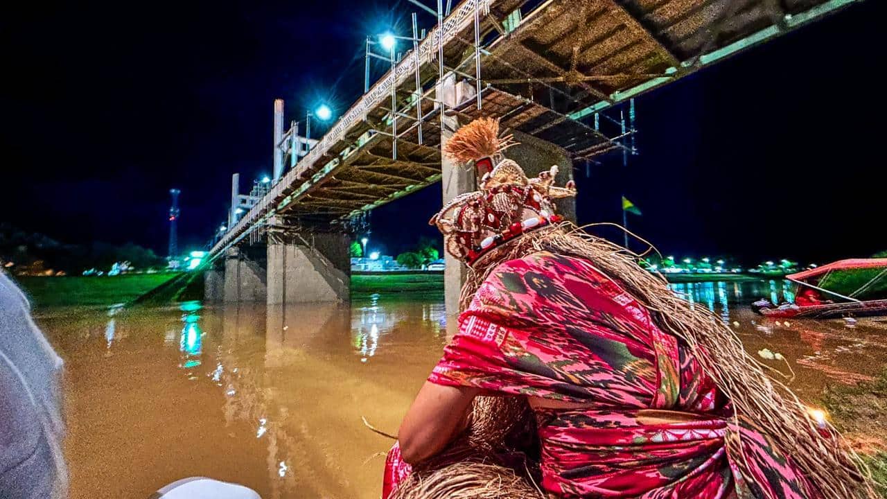 Pais, mães e filhos de santo lançam oferendas à Iemanjá no Rio Acre, em Rio Branco