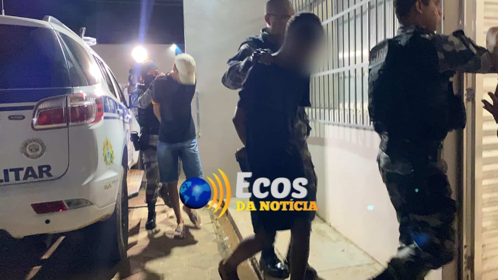 Polícia Militar fecha “boca de fumo” prende três criminosos e apreende adolescente e drogas