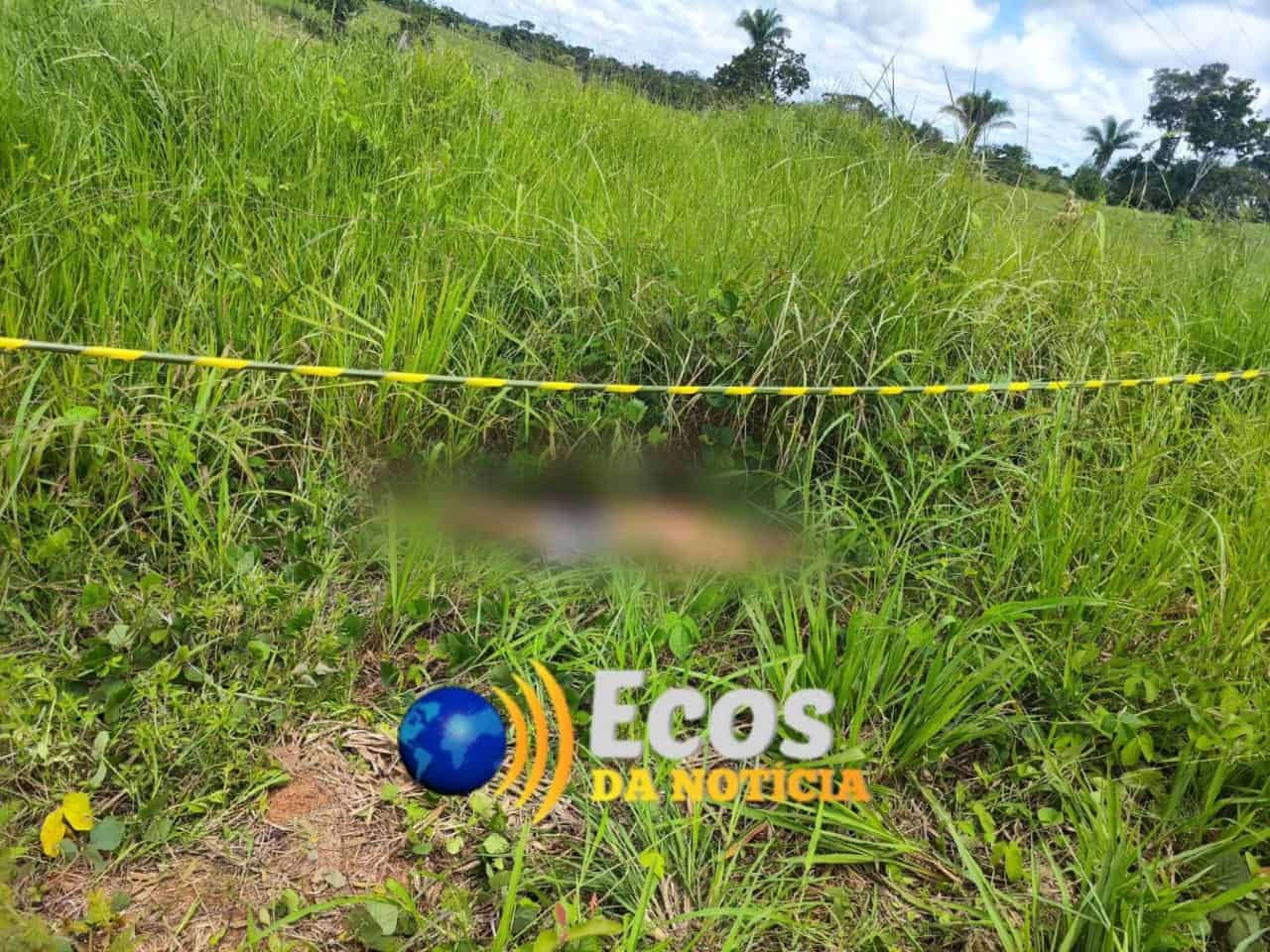 Corpo de homem é encontrado amarrado, com marcas de agressões de ripa e queimaduras