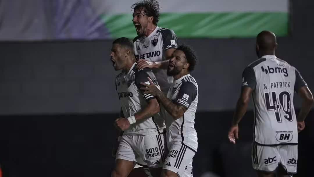 Atlético-MG bate o Athletic com 2 de Hulk e volta à briga pela liderança do Grupo B
