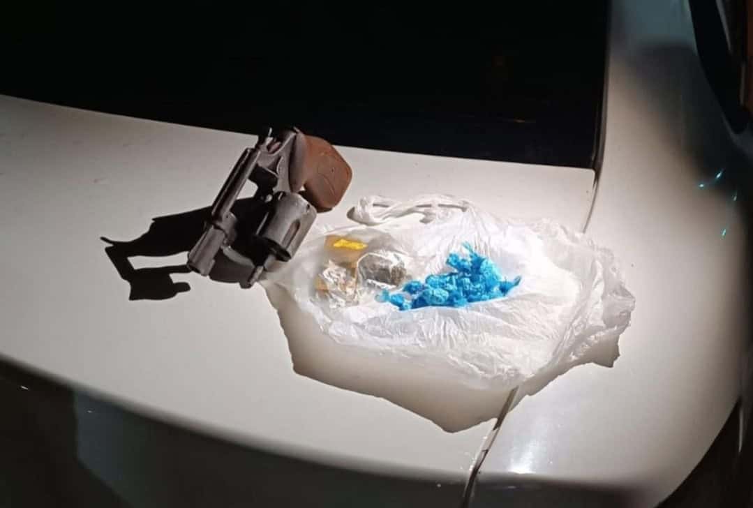 Polícia Militar apreende arma de fogo e prende foragido da justiça