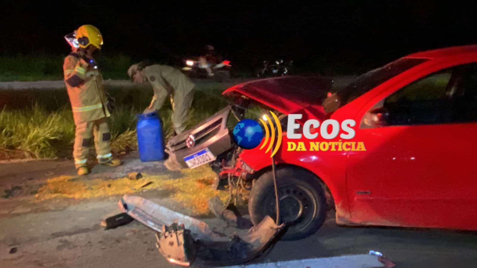 Acidente deixa 3 pessoas feridas após colisão entre carros em BR; vítimas são encaminhadas ao PS