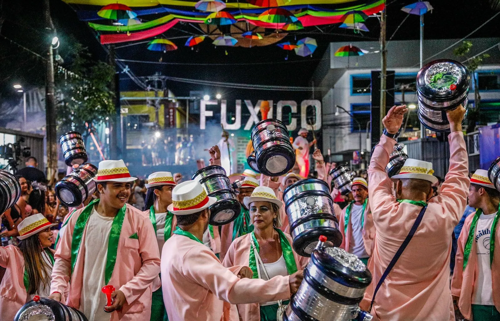 Unidos do Fuxico leva público ao delírio ao homenagear a cachaça na avenida