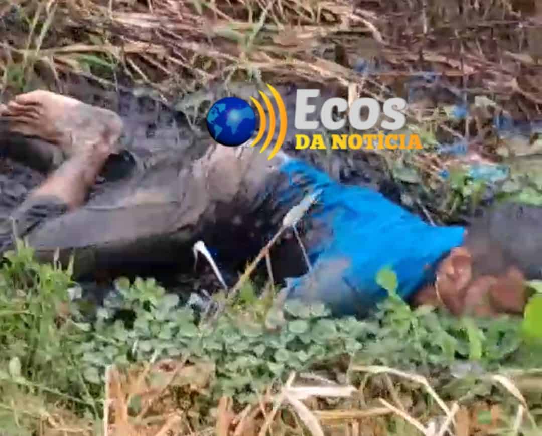 Homem se joga em esgoto e, em seguida deita no meio de rodovia