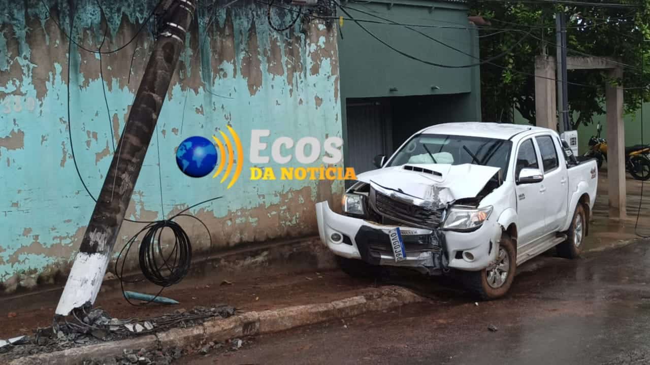 Motorista perde controle de Hilux e colide contra poste de energia  em Rio Branco