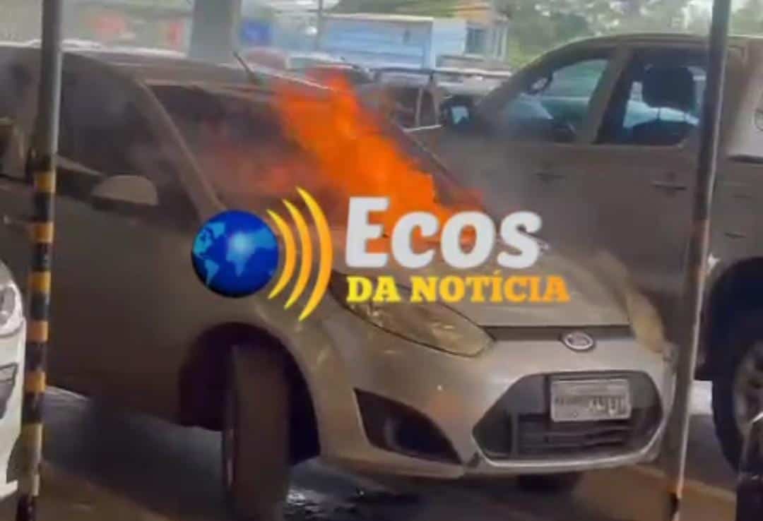 Incêndio destroi parte de carro em estacionamento de supermercado atacado