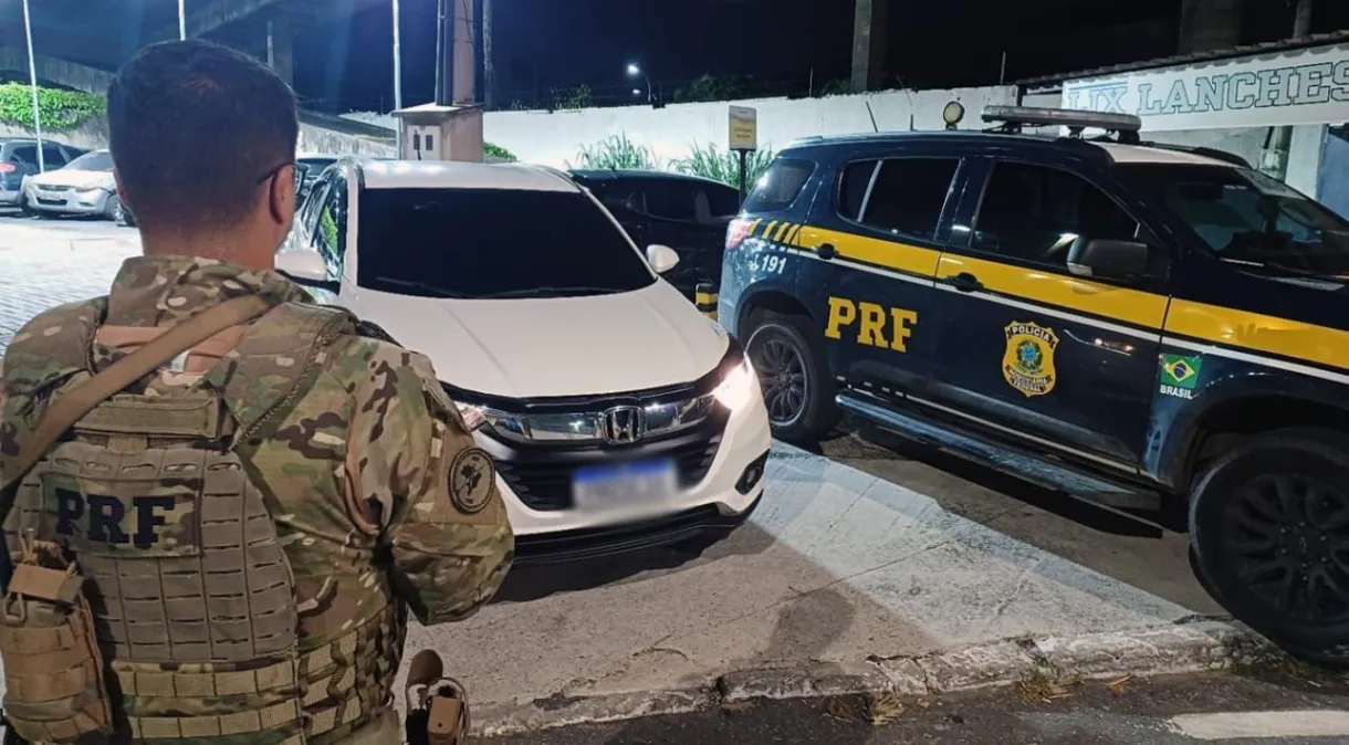 Homem abandona família e foge depois de ser flagrado com automóvel roubado