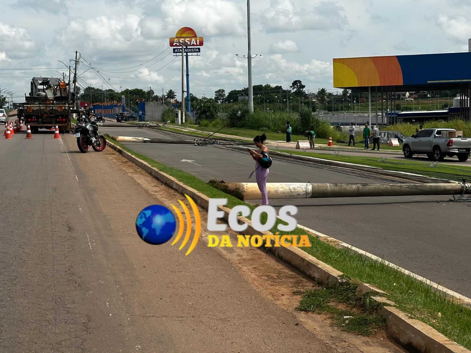 Barra de direção quebra e caminhão derruba 4 postes