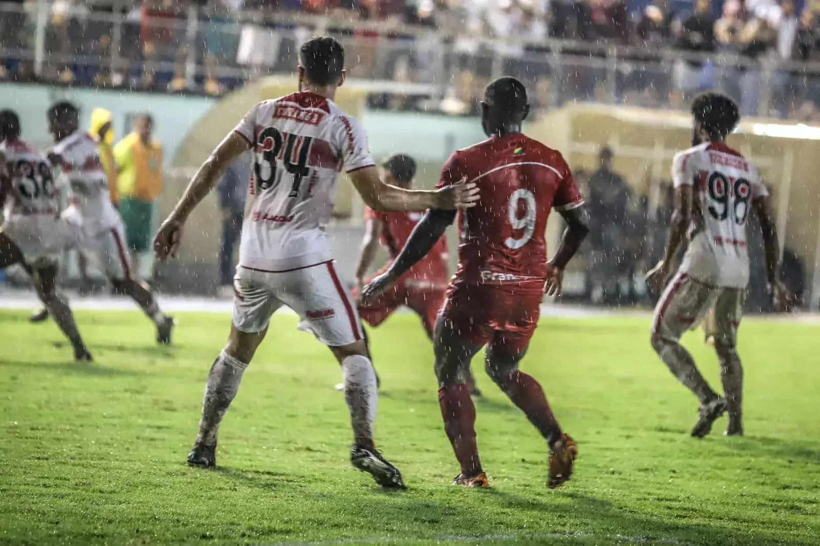 Rio Branco empata com CRB e se despede da Copa do Brasil; torcedor aplaude o time