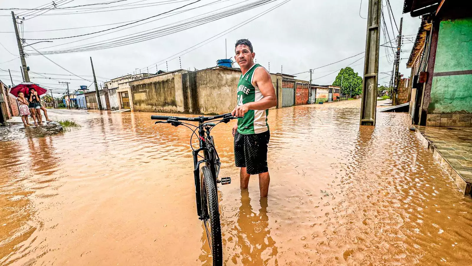 Ruas voltam a ficar alagadas e moradores culpam o Saerb