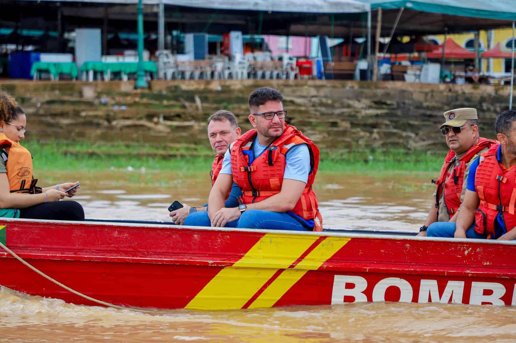 Gladson Cameli percorre Rio Acre para monitorar cheia na capital