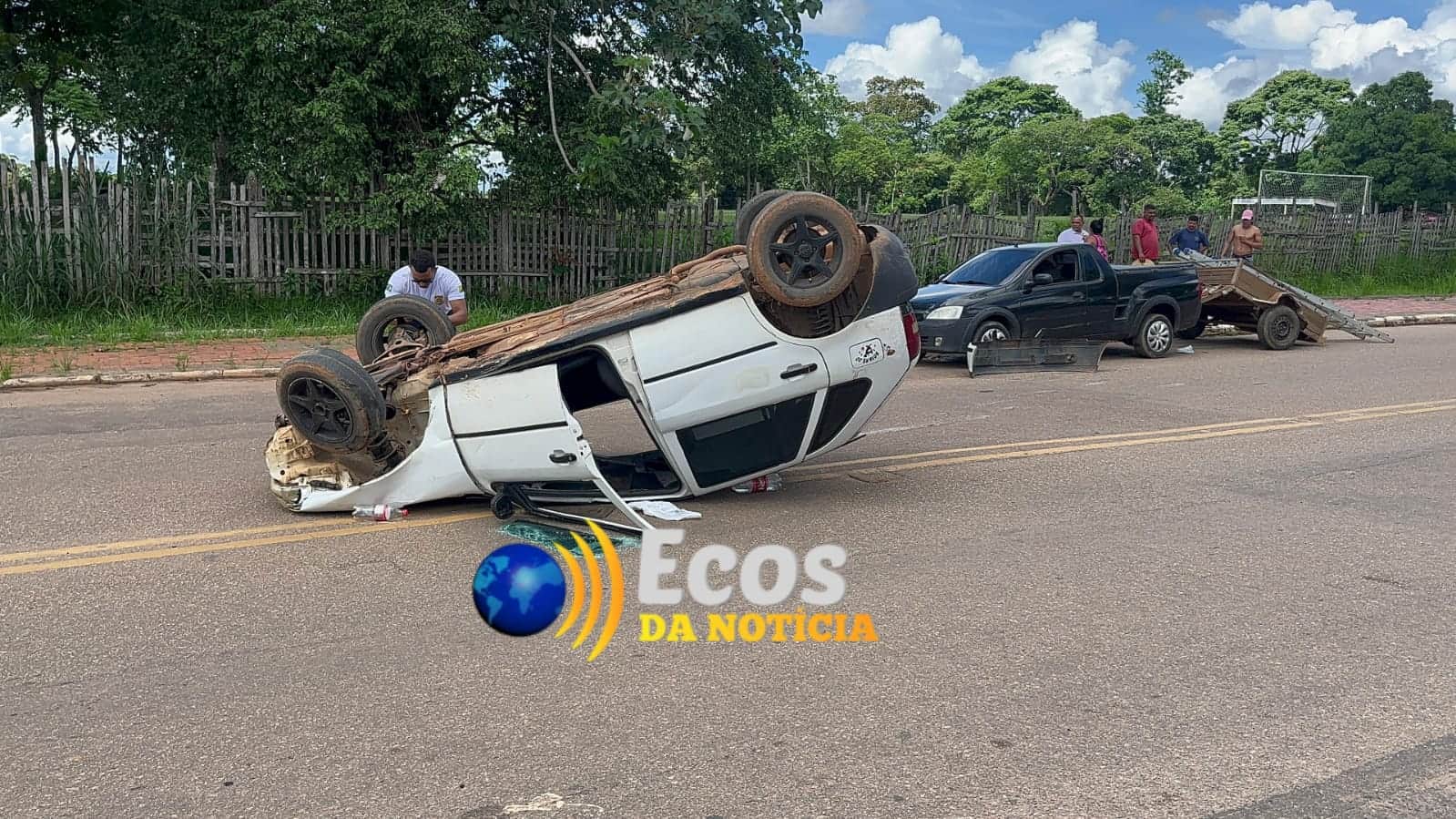 Pastor perde controle de veículo, colide contra carro e capota na Estrada do Calafate na Capital