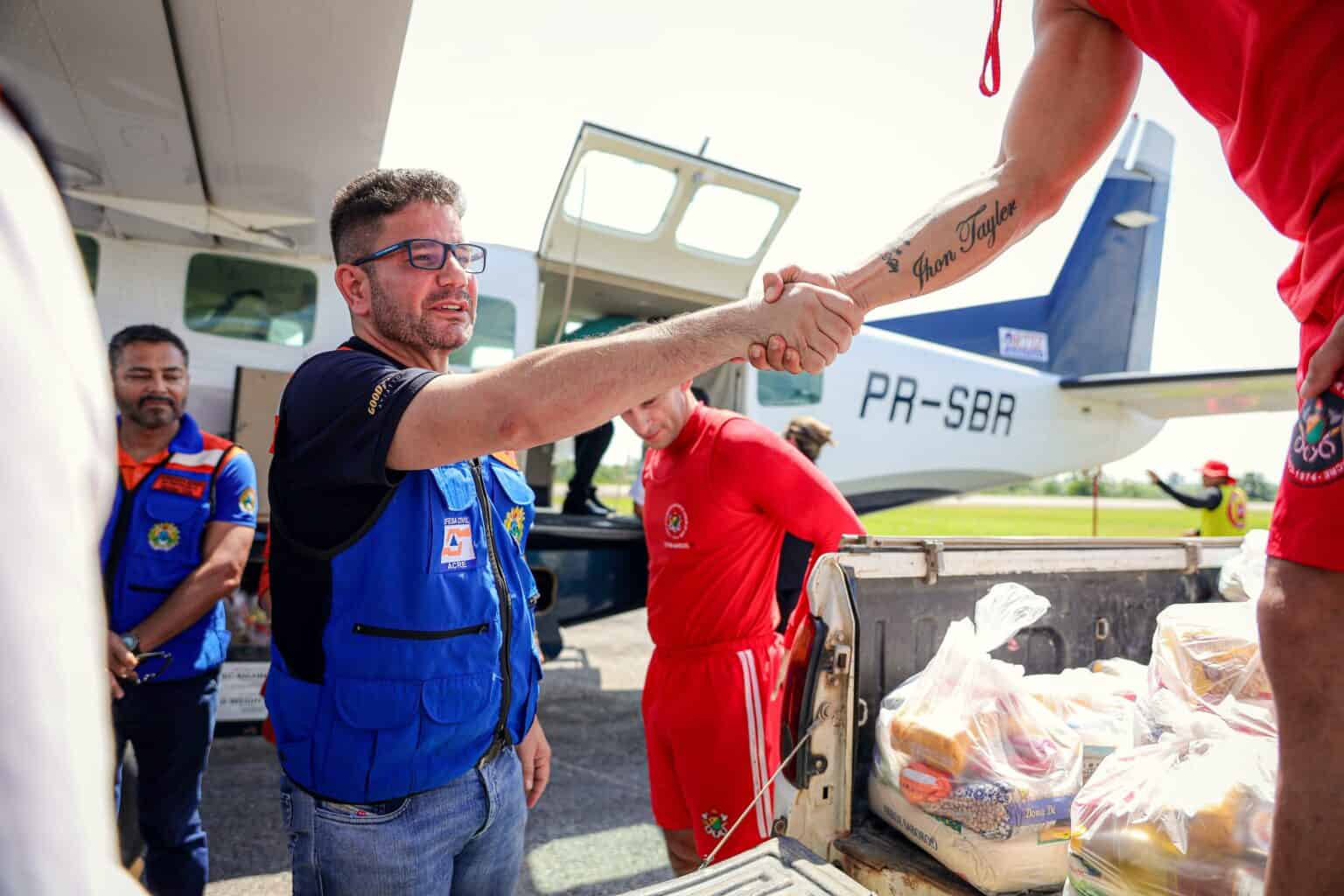 Em Tarauacá, governo do Acre entrega cestas básicas e kits de limpeza às vítimas da enchente
