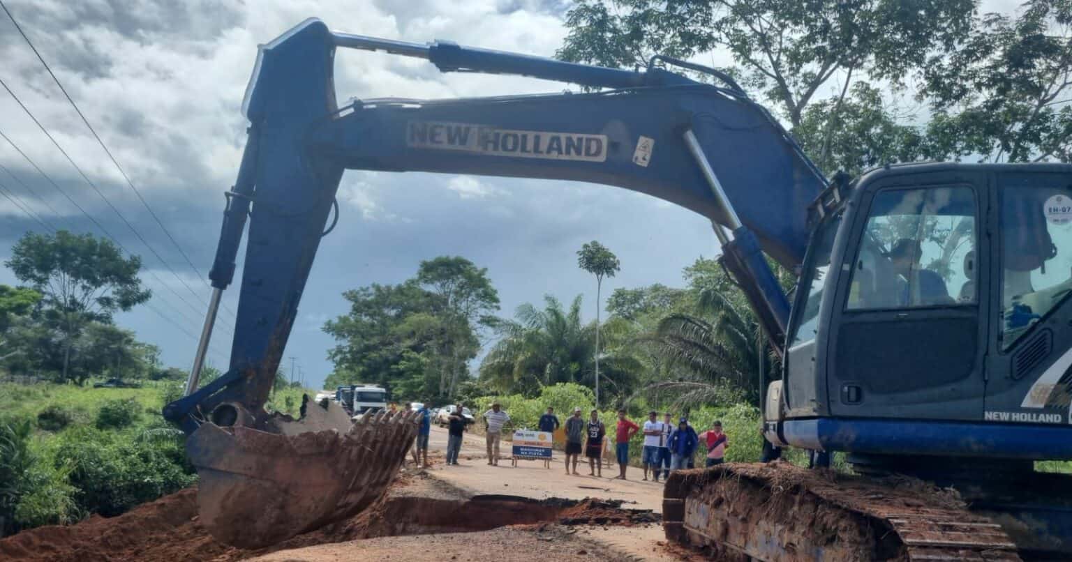 Deracre trabalha em desvio no Km 90 da AC-40 após chuvas intensas na região