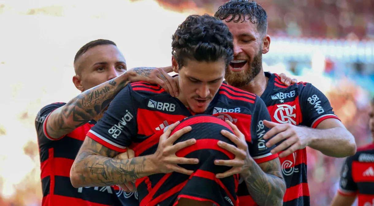 Flamengo vence Fluminense, se isola na liderança do Carioca