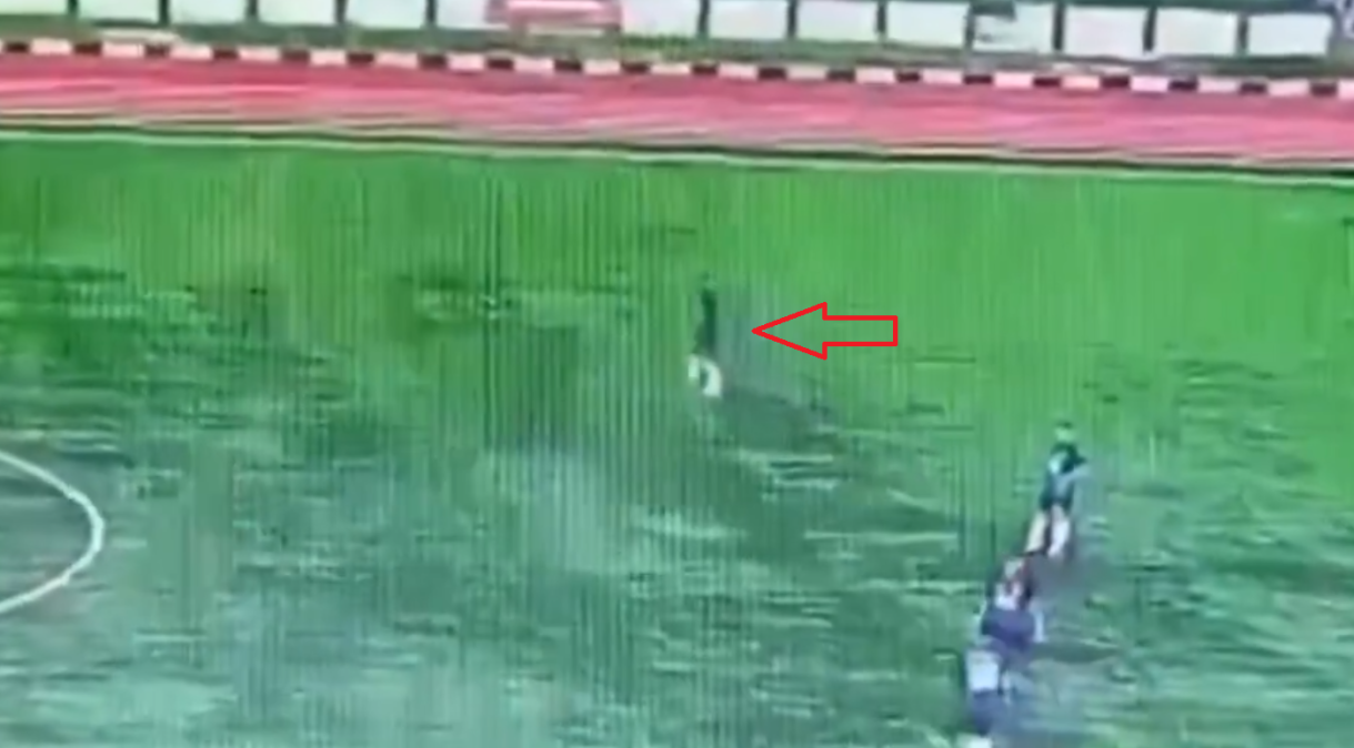 Imagens fortes: Jogador de futebol morre após ser atingido por um raio na Indonésia