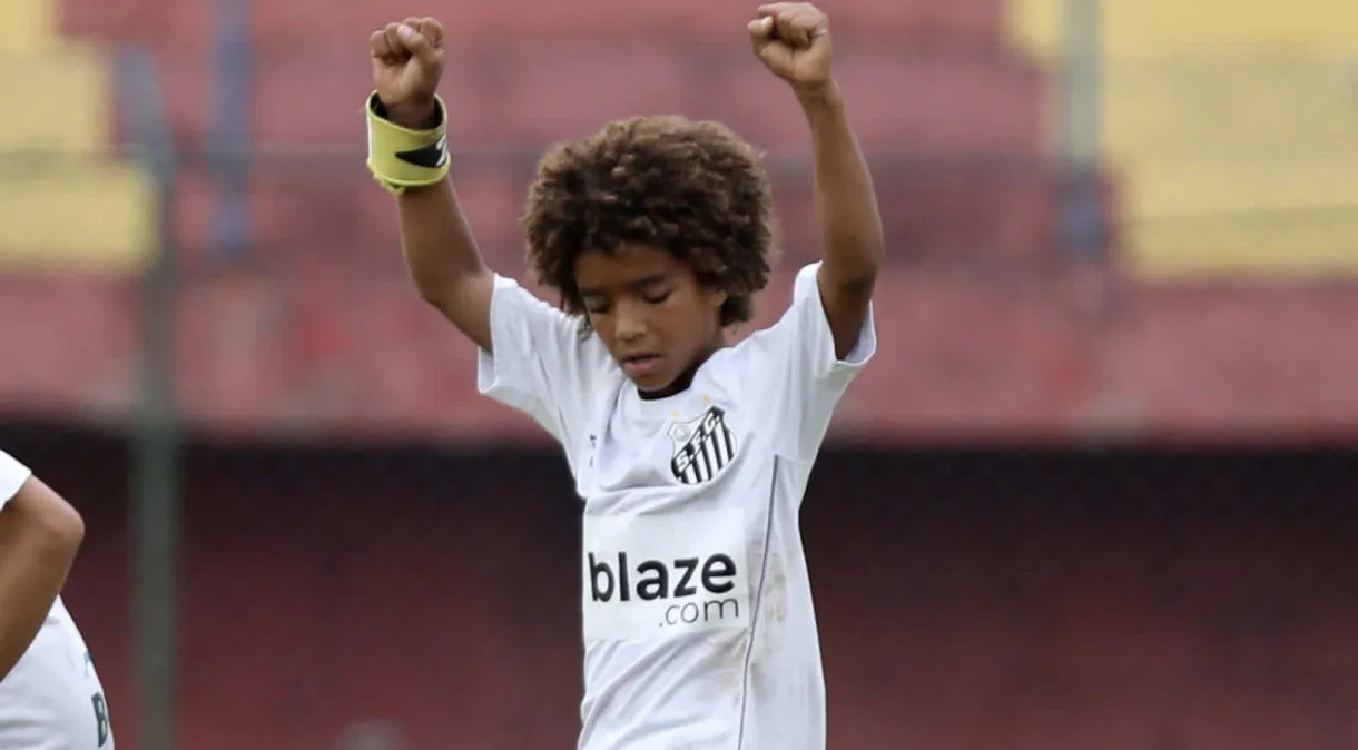 Promessa do Santos de 11 anos viraliza com golaços e jogadas no futsal; veja